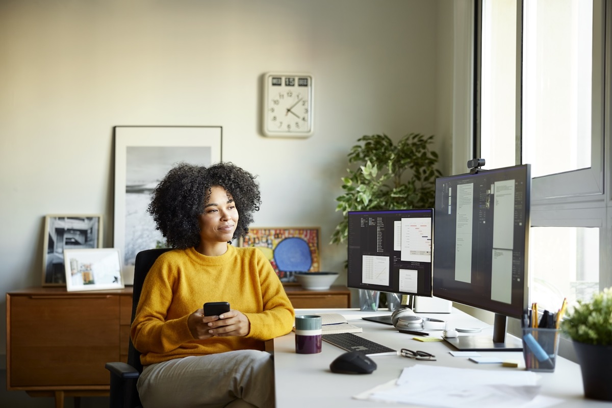 Lady at her desk feeling happy after making easy, fast health insurance claim on 417 visa