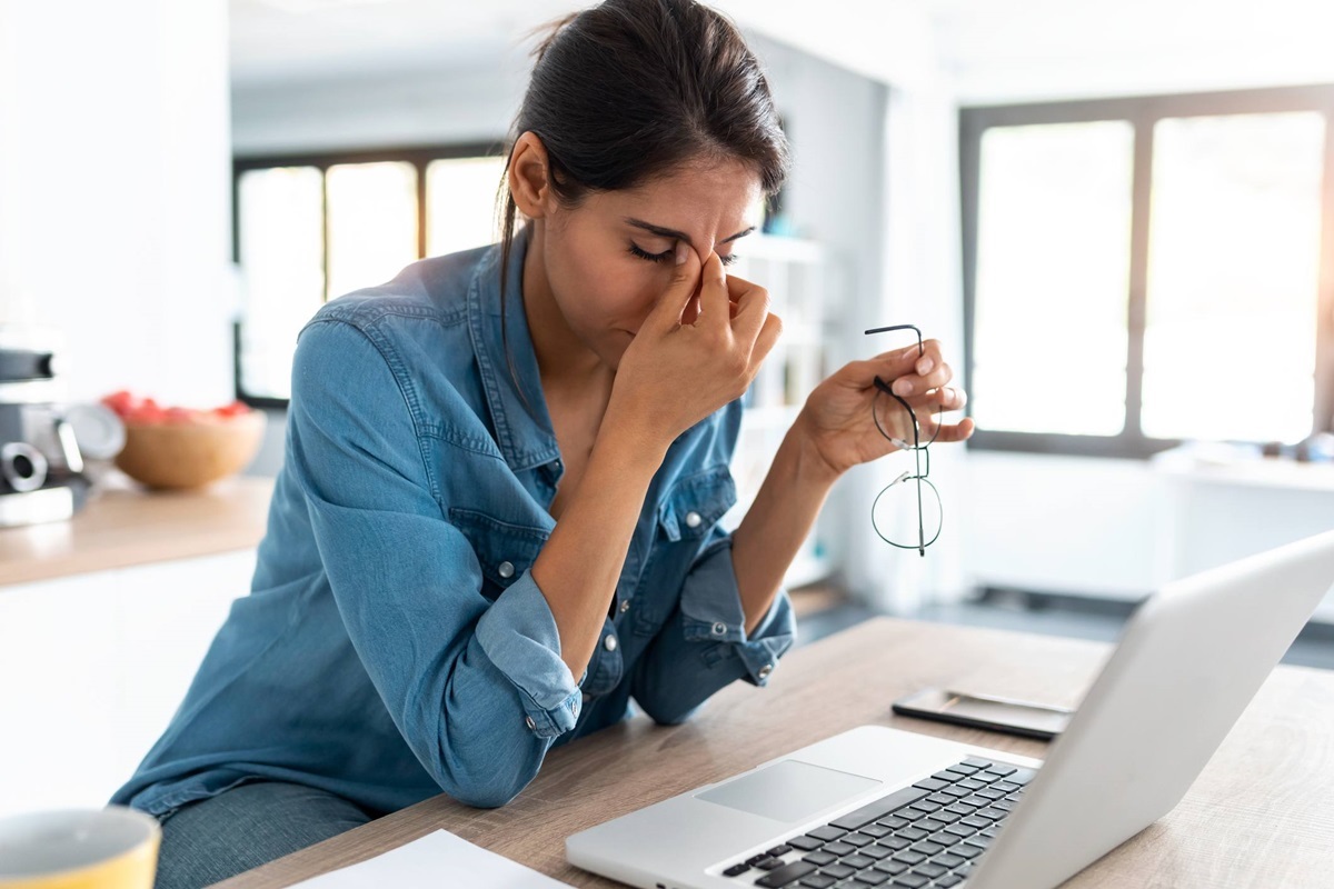 lady working in the laptop